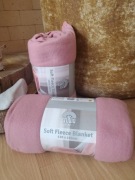 koce z pudrowo różowego polaru