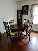 Okrągły rozkładany stół w stylu Ludwika XVI z krzesłami Francja