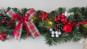 Stroik świąteczny dł. na stół 155cm GIRLANDA z ozdobami i lampkami led
