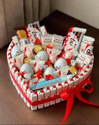 Luksusowy Kosz Prezent Słodyczy Kinder i Ferrero w Kształcie Serca