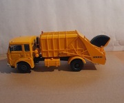 Kultowa ciężarówka z epoki PRL JELCZ  śmieciarka