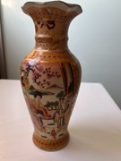Wazon z porcelany chińskiej sygnowany ręcznie malowany.
