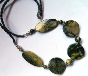 Zielony serpentynit, kamień odwagi, naszyjnik