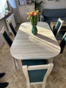 Stół (dąb sonoma) + 8 krzesł (butelkowa zieleń). Stan bdb. Cena do negocja.