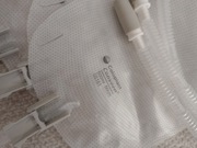 Worek Conveen Security+ do zbiórki moczu z karbowanym drenem 50 cm na nogę.