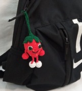 Brelok w formie truskawki wykonany na szydełku 