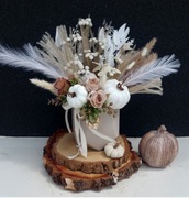 Piękny bukiet jesienny z dyniami 