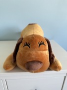 Nowa duża maskotka leżący piesek z kocykiem