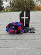 kompozycja na cmentarz, stroik,róże,czarne, czerwone,niebieskie