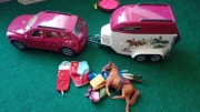 Samochód z przyczepą do przewozu koni + figurki Schleich