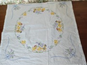 Ręcznie haftowany obrusik 81x80