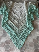 Chusta ażurowa wykonana na szydełku 