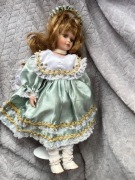 Lalka porcelanowa na stojaku 44 cm