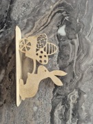 Drewniana dekoracja wielkanocna – królik z wózkiem do malowania