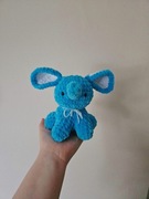 Pluszowy niebieski słonik wykonany na szydełku 