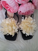 Beżowe klipsy kwiaty do butow ozdoby dekoracje wesele ślubne komunia