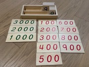 Małe dewniane karty 1-3000 do wprowadzenia symboli liczbowych. Montessori
