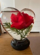 Dekoracyjne serce z kwiatkiem w środku z organicznego szkła vintage