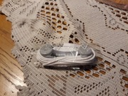 Białe słuchawki na kablu