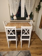 Rozkładany stół z krzesłami 