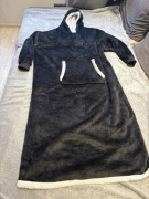 Kocobluza. Czarna. Bardzo długa. One size