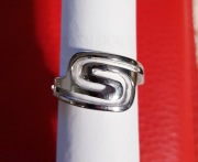 Pierścionek S w kolorze srebrnym  rozm.  16 