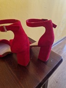 Buty czerwone na słupku zamsz