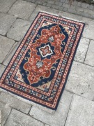 Ozdobny dywan wełniany rękodzieło