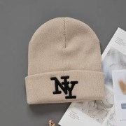 beżowa dzianinowa czapka beanie z haftowanym logo „NY”