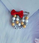 Przypinka , broszka do wózka z czerwoną kokardą