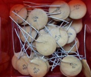 10nF 250V L-5 KFP CERAD kondensator cer. zabytek PRL 