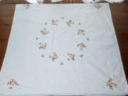 Ręcznie haftowany obrusik 82x81
