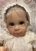 Realistyczna lalka reborn w cudnej koronkowej sukience