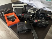 Zestaw starych aparatów, kamera, lampa.