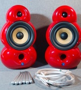 Głośniki Scandyna Minipod – czerwone, z nóżkami i kablem.