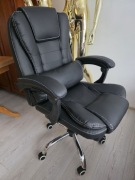 Fotel biurowy obrotowy z podnóżkiem poduchą pod lędźwie czarny GIOSEDIO