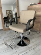 Fotel fryzjerski Luke z podnóżkiem chromowanym