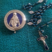 Śliczny Różaniec z Matką Bożą Niepokalaną(cudowny medalik)z pięknym krzyżyk