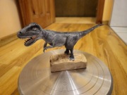 Dinozaur tyranozaur z masy cukrowej na tort