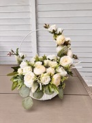 Piękna sztuczna kompozycja na obręczy