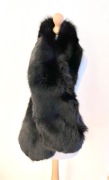 Piękna i puszysta czarna etola wykona w pracowni kuśnierskiej 