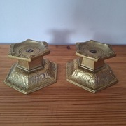 Dwa mosiężne świeczniki