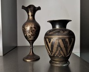 Zestaw- 2 mosiężne wazoniki wazony z ornamentem