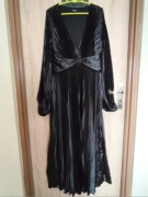 182 Długa czarna plisowana suknia na długi rękaw rozmiar 40