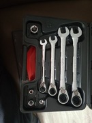 Zestaw kluczy oczkowo-płaskich z przejściówkami na nasadki