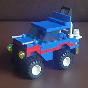 Tanio. Auto z ponad 40 różnych klocków LEGO+niebieska figurka 