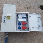 Skrzynka na prąd budowlany. Rozdzielnia. Erbetka.