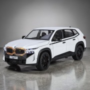 Model BMW XM (Biały) skali 1:24
