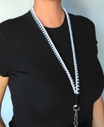 Czarnobiała ręcznie robiona smycz na telefon klucze identyfikator makrama 