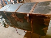 Zabytkowa, ogromna skrzynia posagowa.